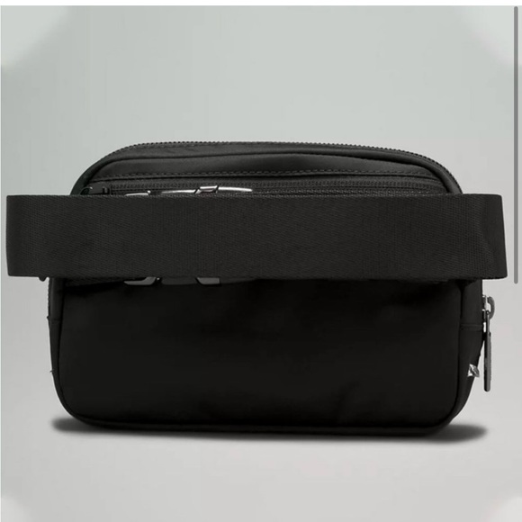 Lululemon NWT | Everywhere Belt Bag in Black/BlackVolume: 1L - Picture 6 of 10